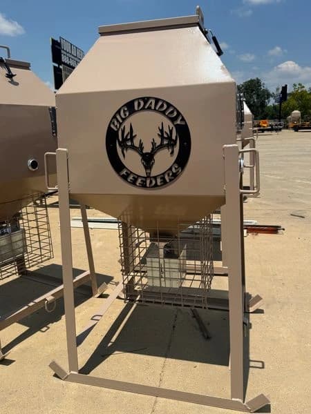 Big Daddy 700lb LP (Low Profile) Big Game Feeder — manufacturer photo 1